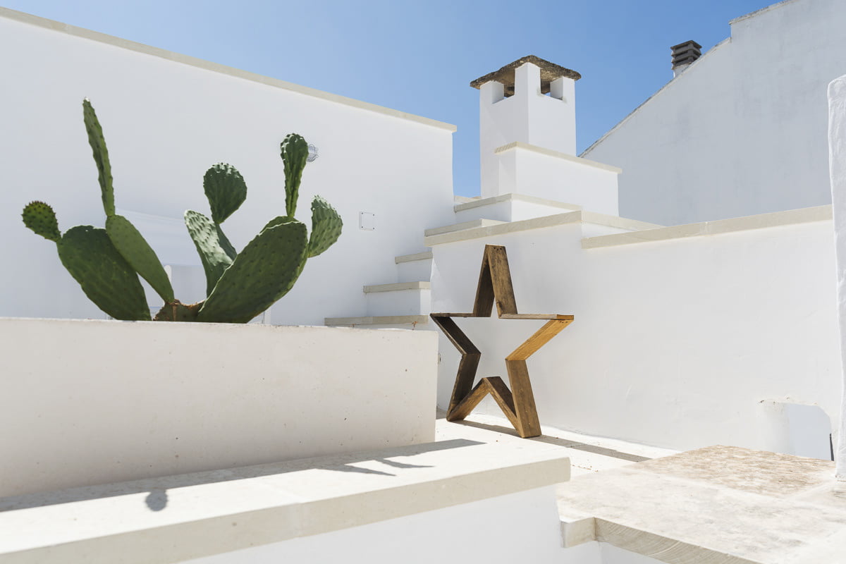 CasaCorte Matino, terrazzo con comignolo, cactus e stella di legno