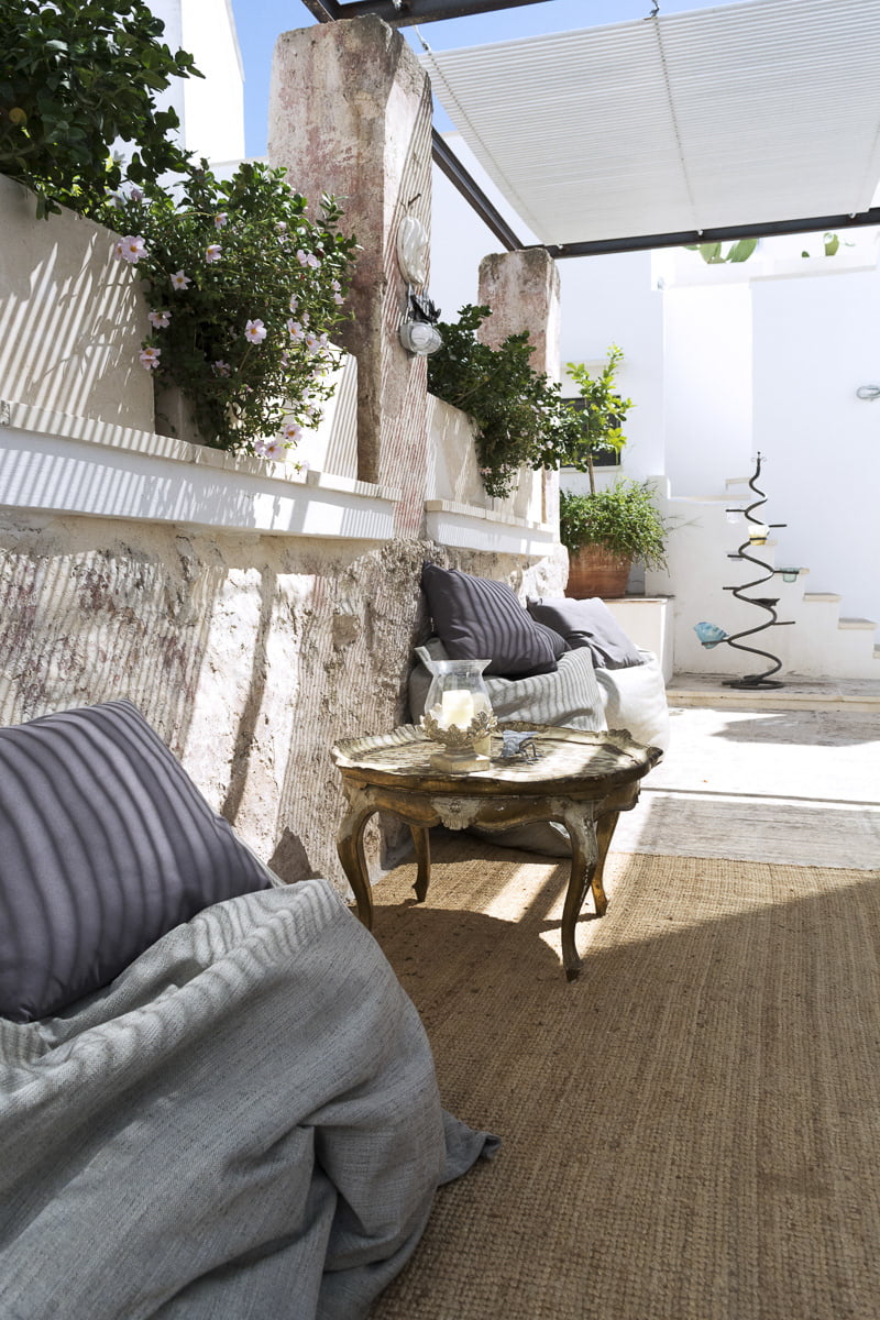 CasaCorte, Matino: cortile con patio, pouf e tavolino