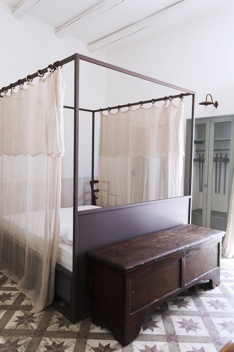 CasaCorte, Matino: camera da letto con letto a baldacchino e cassone di legno