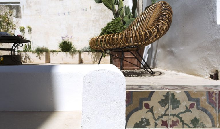 CasaCorte, Matino: terrazzo con piante, sedute e ceramiche