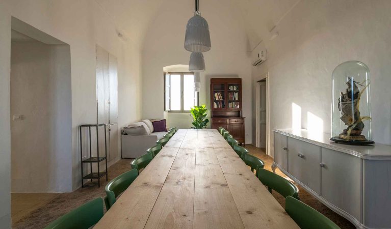 Galeta Masseria, interno con tavolo, sedie, mobile e campana di vetro con Immacolata