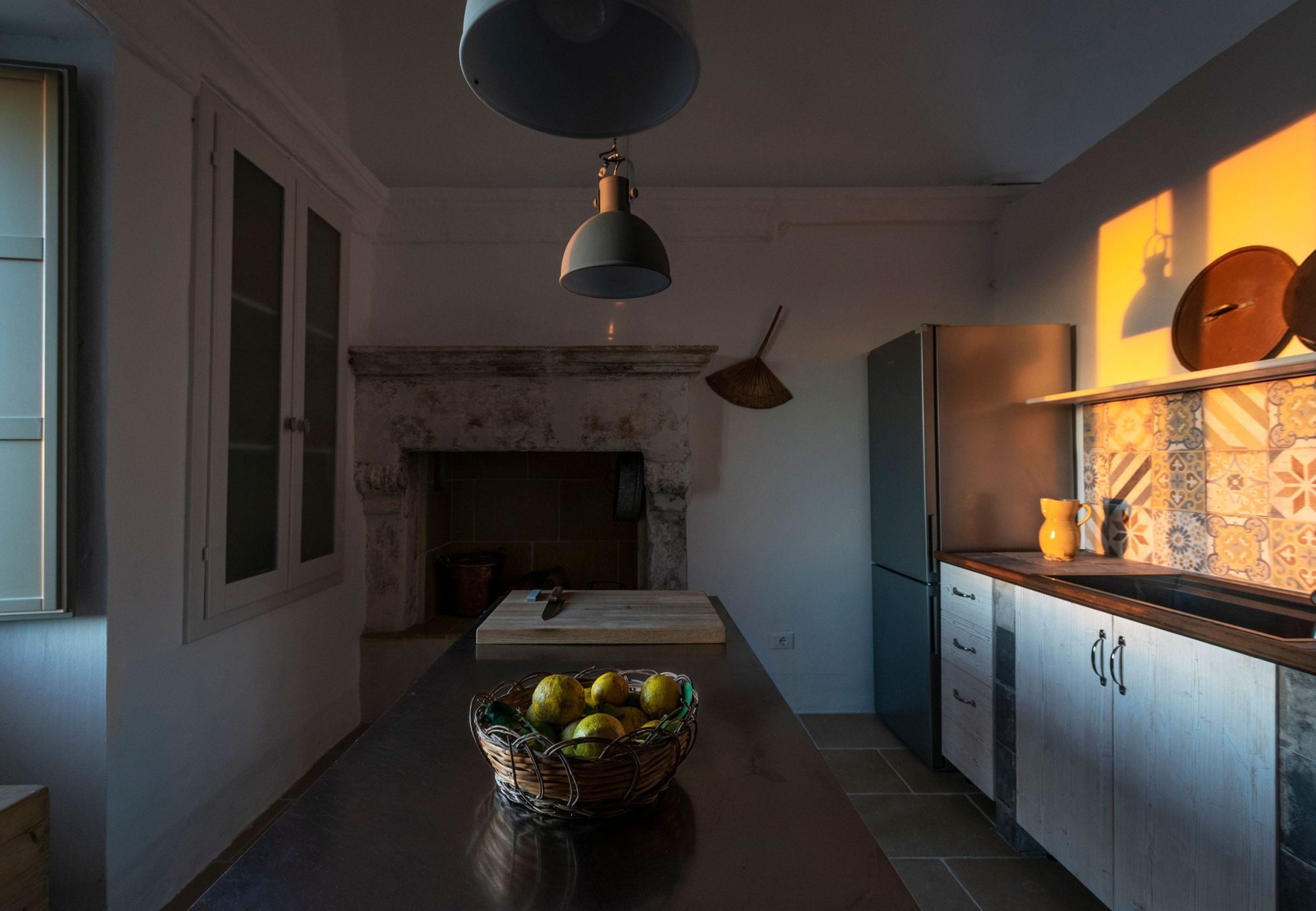 Galeta Masseria, cucina (mobile con frutta), camino e frigorifero