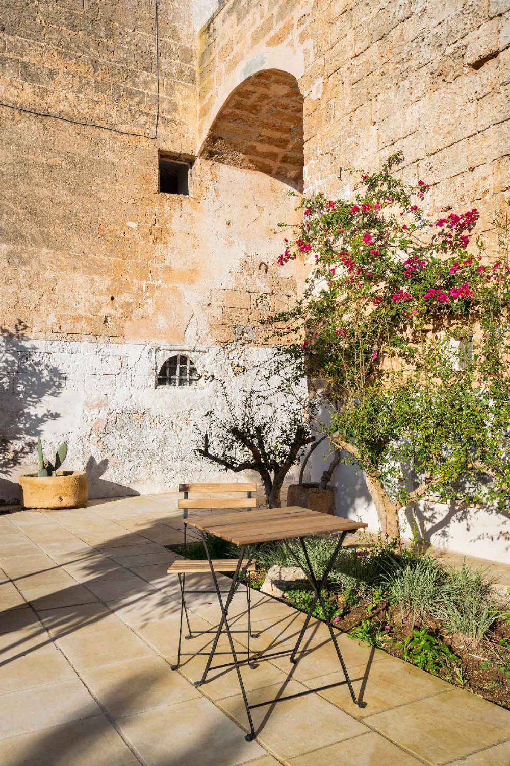Galeta Masseria, esterno (giardino con tavolino e sedia)