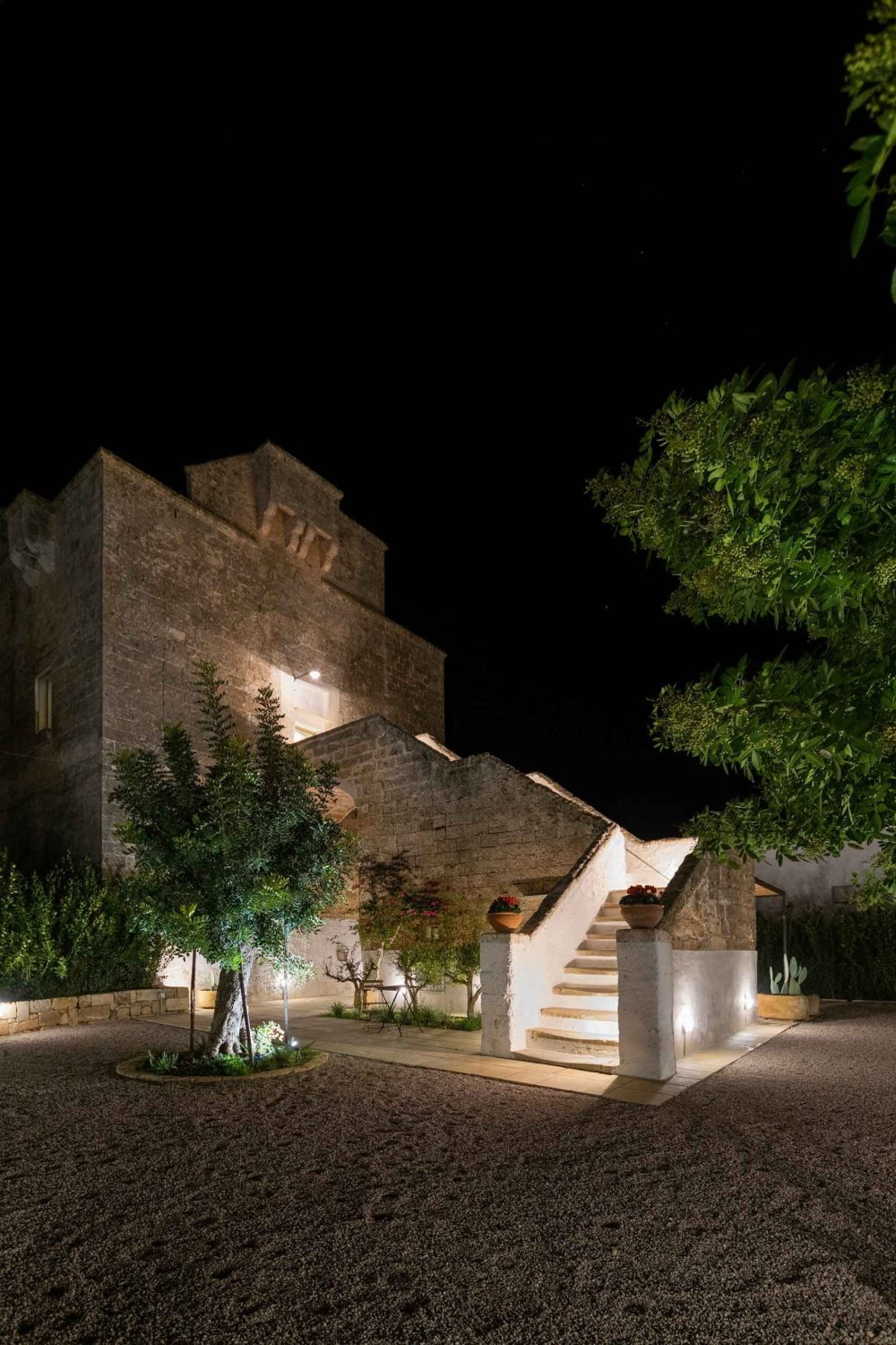 Galeta Masseria, esterno con giardino e scale (notte)