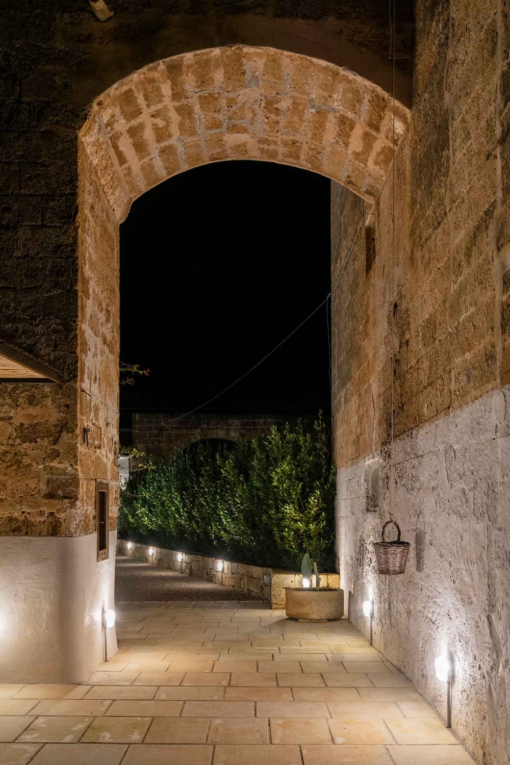 Galeta Masseria, corridoio esterno con cestino per le provviste (notte)
